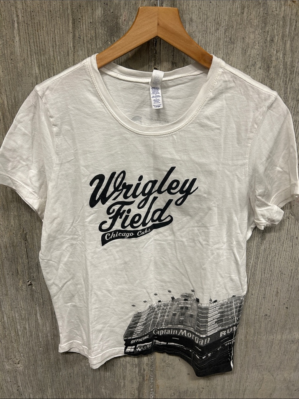 Wrigley Field Chicago Cubs Captain Morgan White Women’s Graphic Tee Large